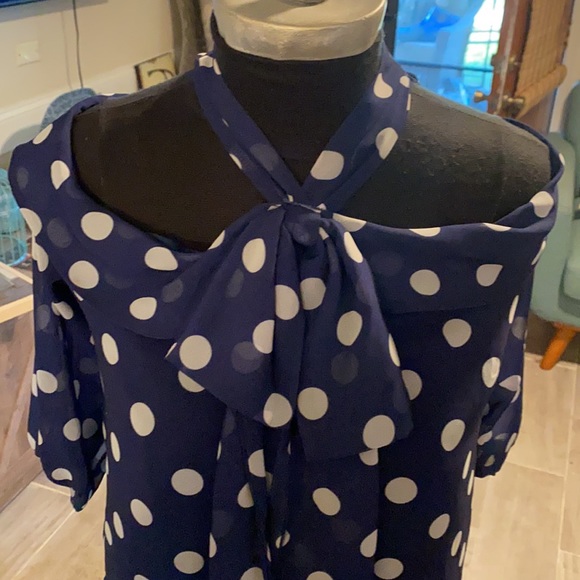 New York and Co sz L cold shoulder top - Picture 2 of 3